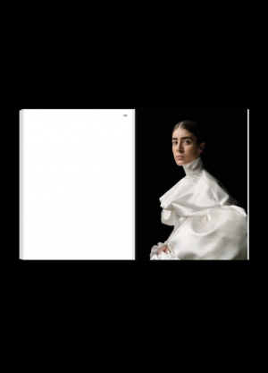 Buchseite mit Layout des Lookbooks mit Modefotografie, welche an Malerei angelehnt ist