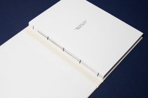 Die auswändige Herstellung des Lookbooks zeigt Grafikdesign als Handwerkskunst. Passend zu der Modekollektion von Lukas Fische für Anette Görtz