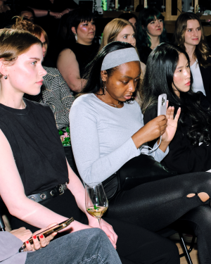Eventfoto mit drei Besucherinnen des Events
