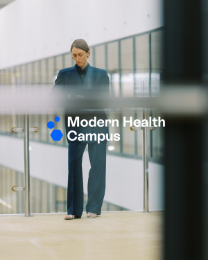 Logodesign mit Wort und Bildmarke des Modern Health Campus vor einer Porträitfotografie