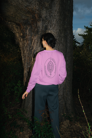 Auf dem Bild ist ein Sweatshirt als Kampagnen-Merch in pink zu sehen. Auf dem Rücken befindet sich das Key-Visual mit dem Kampagnen Claim